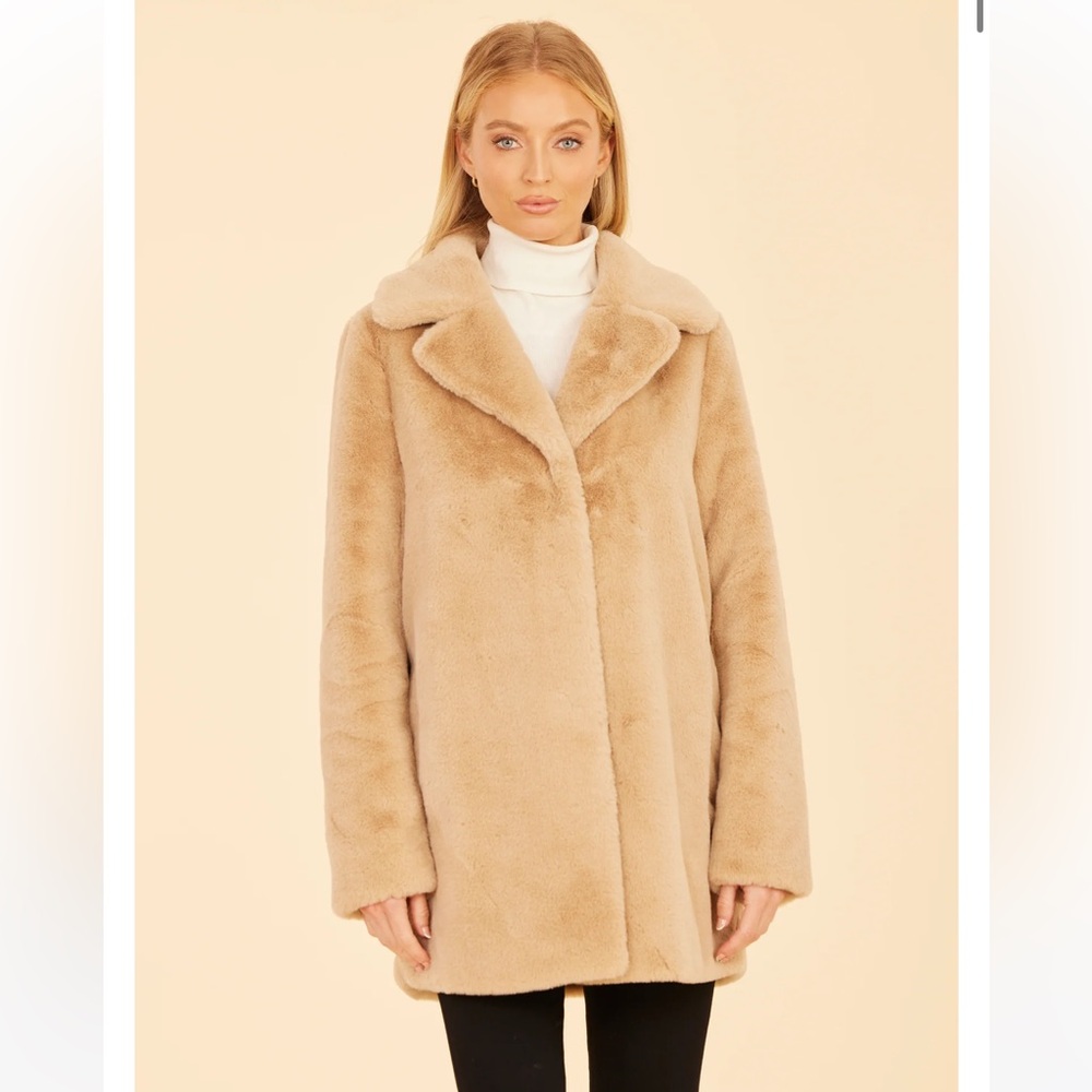 NWOT Dolce Cabo Mid Length Plush Faux Fur Coat